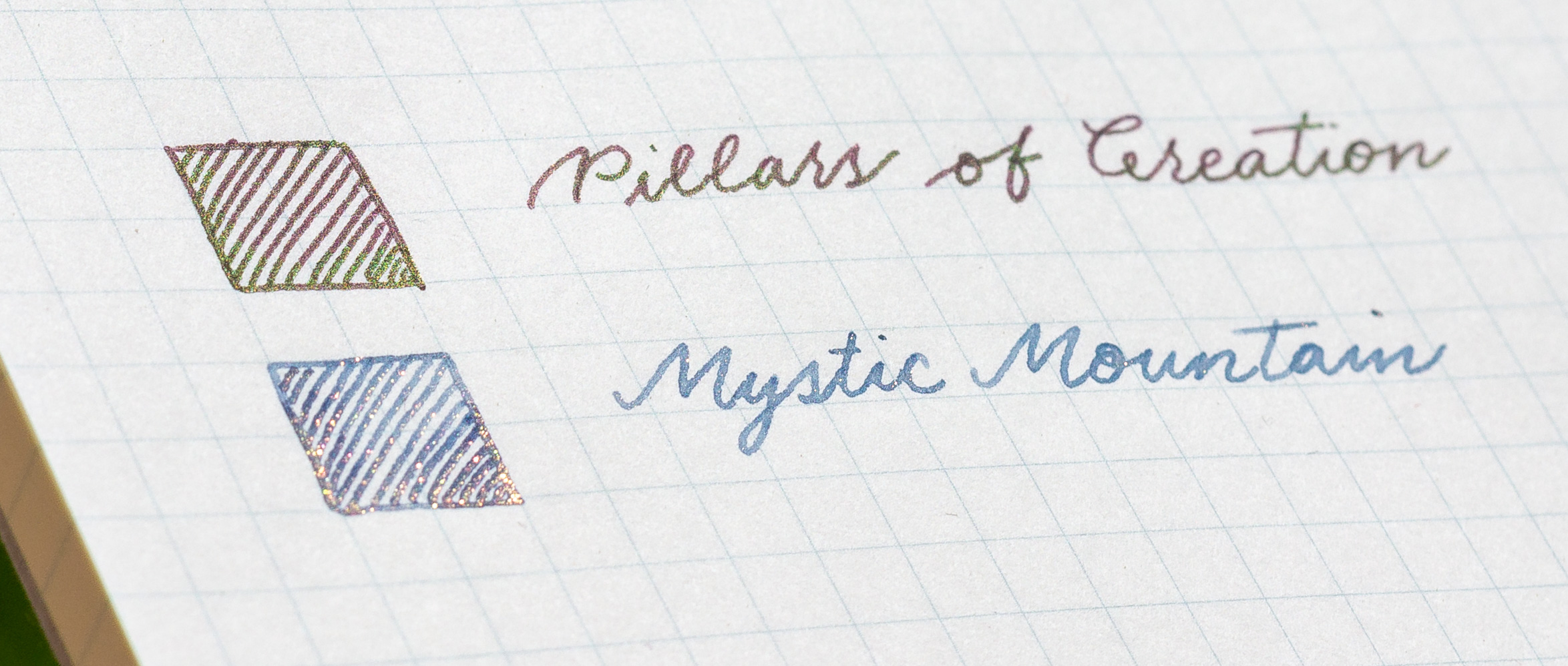 Skriftprøve av blekkene Mystic Mountain og Pillars of Creation